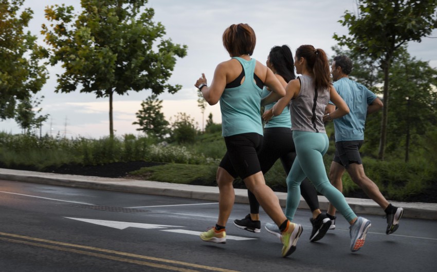 full-shot-people-running-together.jpg