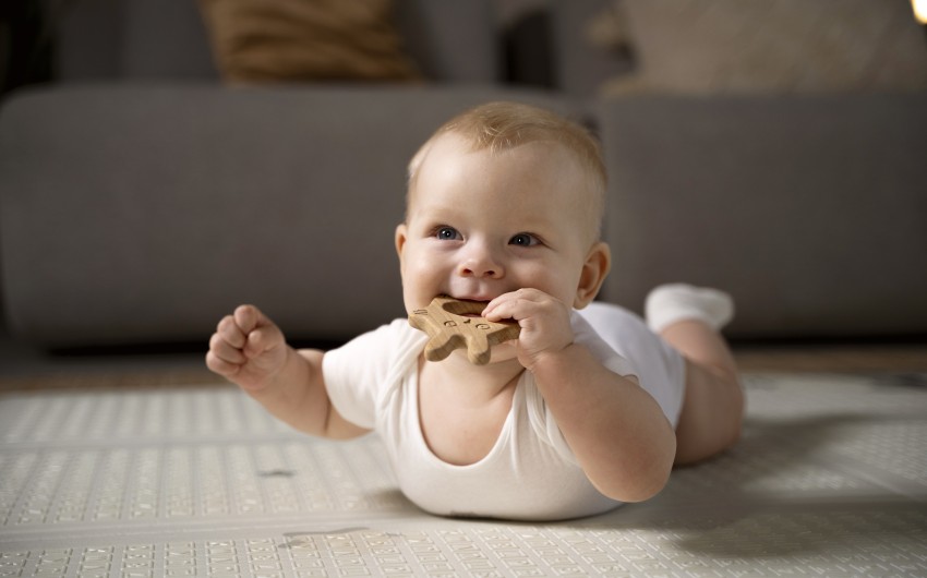 primo-piano-sul-bambino-che-gattona-e-impara-a-camminare.jpg